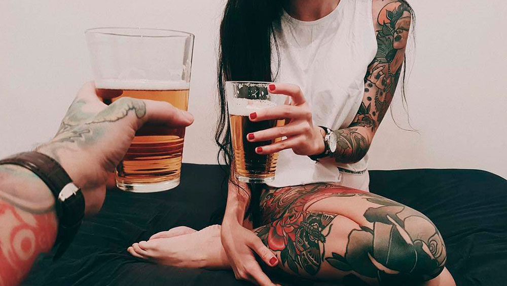 Почему врачи рекомендуют избегать алкоголя перед сеансом татуировки: объяснение специалистов.