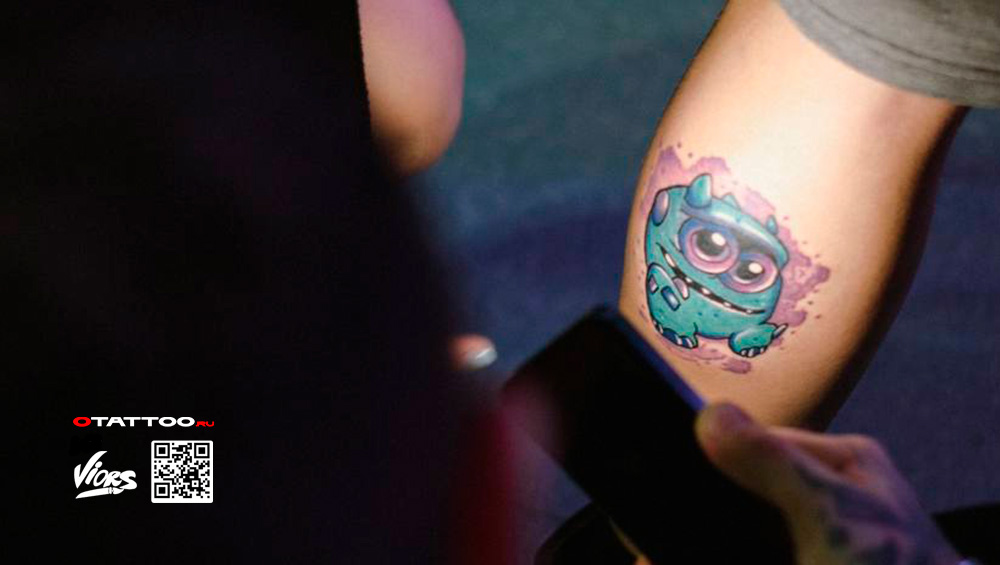 Процесс татуировки: рука художника и кожа клиента.