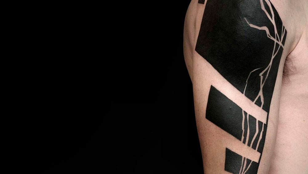 Блэкворк тату в фокусе внимания: обзор уникальных черт, которые делают этот стиль привлекательным для любителей глубоких и таинственных образов