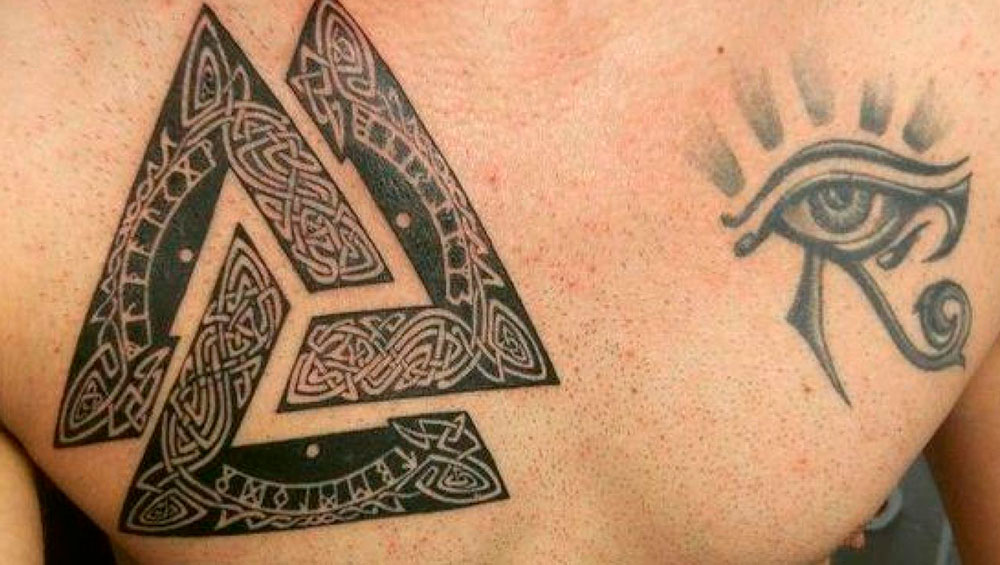 Символы и Узоры: Обзор уникальных мотивов, делающих тату в кельтском стиле привлекательным для ценителей традиционных искусств.