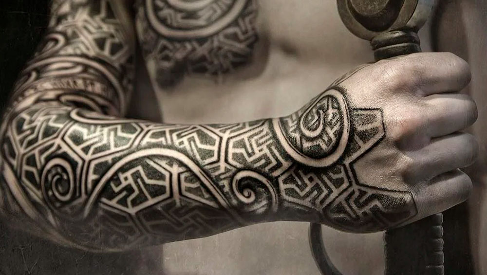 Мистический Кельтский Стиль: Погрузитесь в мир таинственности и символики с татуировками в кельтском стиле.