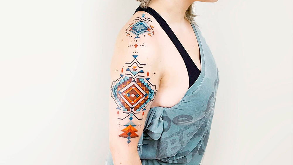 Этническая татуировка: перенеситесь в мир традиционных мотивов и символов, где разнообразие культур сочетается в красочных композициях на вашей коже.