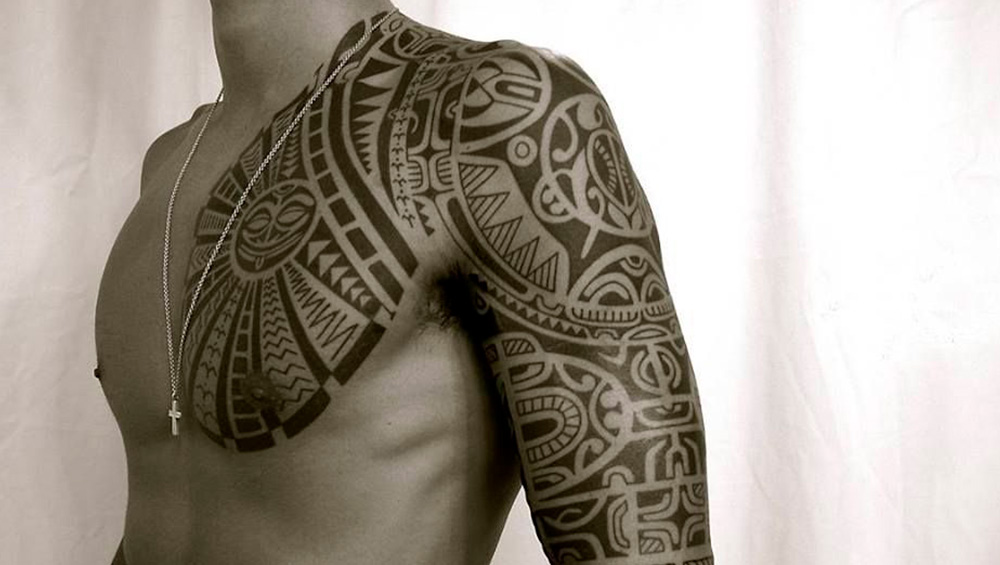 Узоры и символика: почему этнический стиль тату становится популярным выбором для тех, кто ищет выразительные и глубоко закоренелые образы.