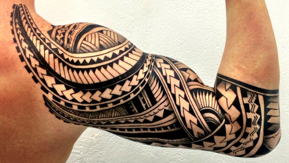 Традиции и Техника: Откройте для себя уникальный стиль татуировки в маорийской культуре, где каждый узор становится живым повествованием.