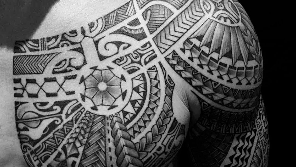 Символика и Эстетика: Почему тату в стиле Маори так привлекателен для тех, кто ищет глубокий смысл и красоту в каждой линии.