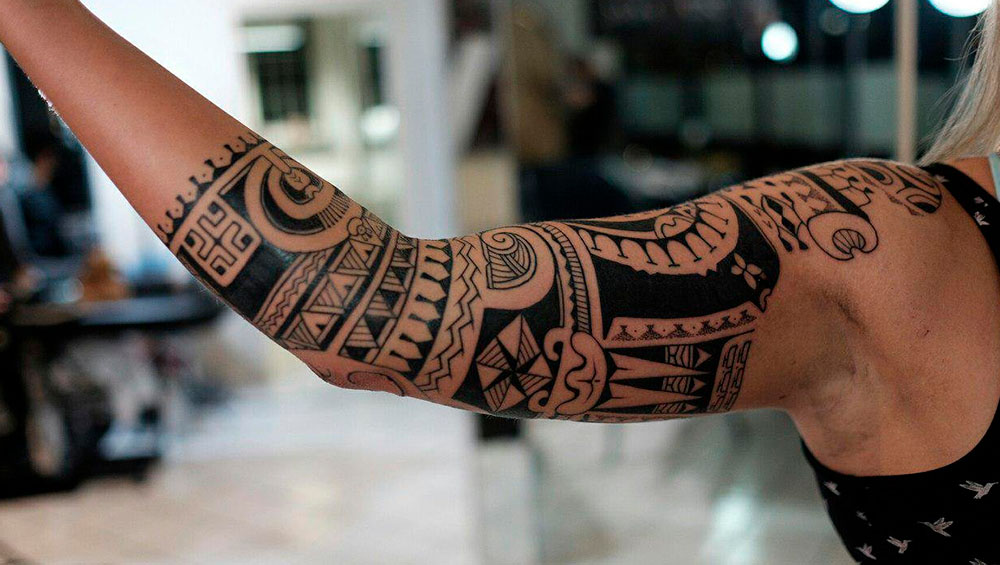 Полинезийская татуировка: уникальный стиль, где геометрические формы и традиционные мотивы сочетаются в потрясающих композициях на вашем теле.