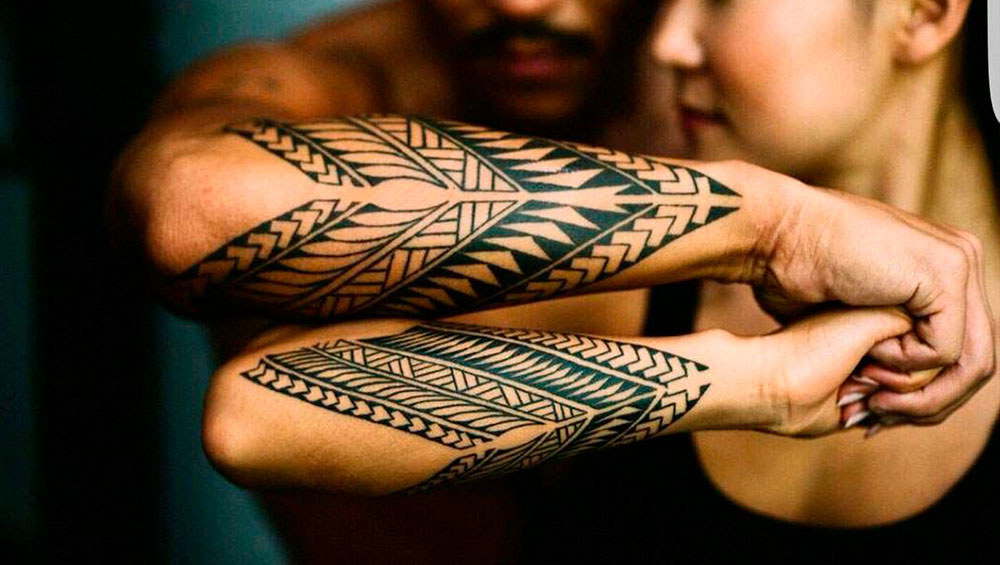 Татуировка в полинезийском стиле: узнаваемые символы, отражающие дух этого удивительного региона и его богатое культурное наследие.