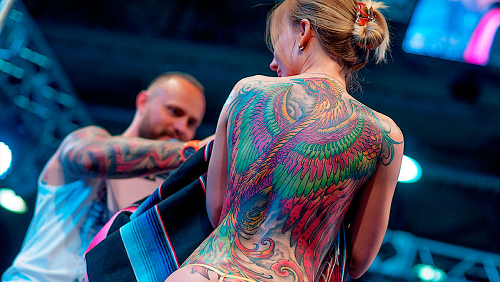 Разнообразие стилей татуировок на тату-конвенции в МСК