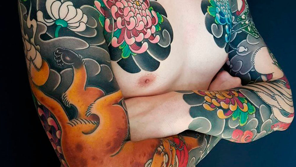 Экспериментируйте с вашим образом с нео-традиционным стилем тату, который воплощает смелость и творческую свободу.