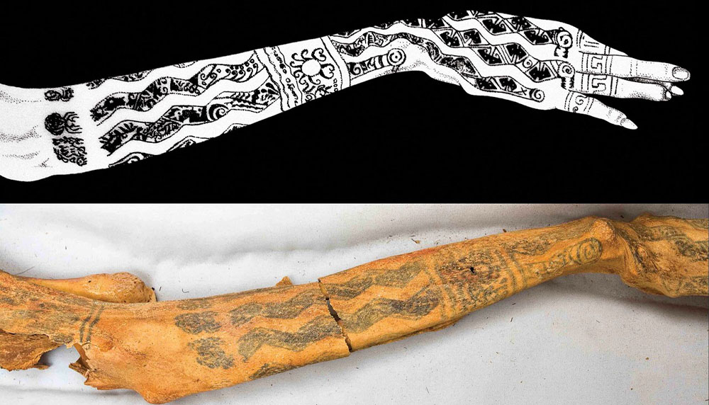 Древняя мумия с татуировками линий и точек на теле.