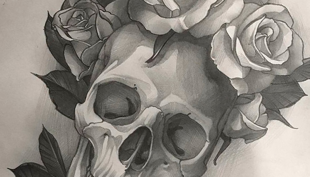 Череп с розами, символизирующий контраст между жизнью и смертью