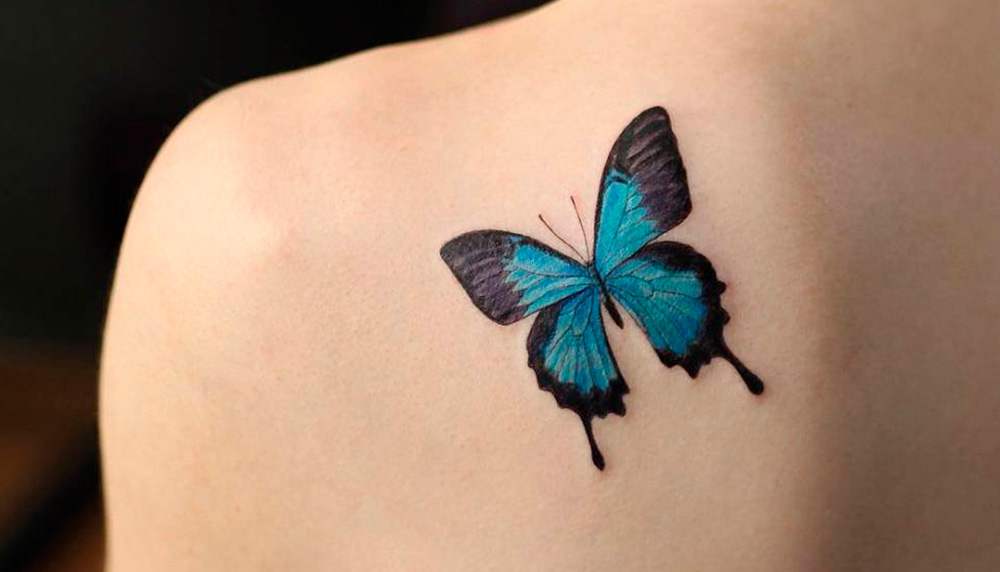 Бабочка на плече, символизирующая красоту, нежность и метаморфозу