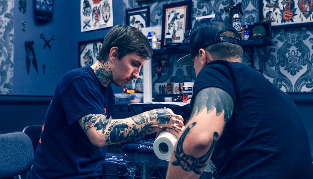 Как найти лучшего тату-мастера и самый комфортный тату-салон: полезные советы от журнала о татуировках
