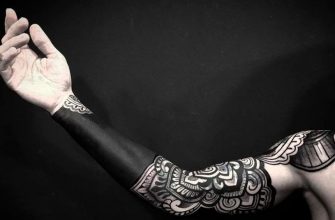 Откройте тайны темного искусства с татуировкой в стиле блэкворк, где глубокие черные оттенки создают удивительные и загадочные композиции.