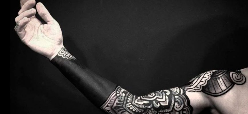 Откройте тайны темного искусства с татуировкой в стиле блэкворк, где глубокие черные оттенки создают удивительные и загадочные композиции.