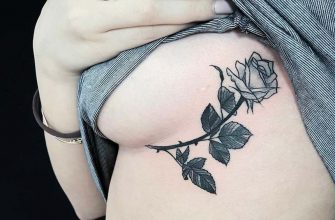 Женщина с татуировкой на ребрах в виде цветка