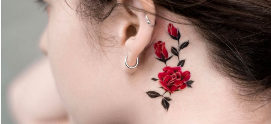 Женщина с татуировкой за ухом в виде цветка