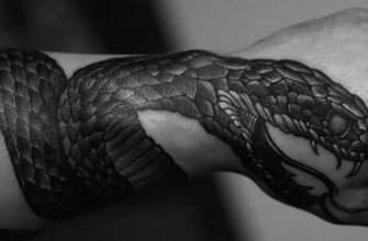 Татуировка змеи на руке